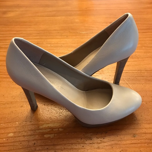 Banana Republic Shoes - Banana Republic Cream pumps